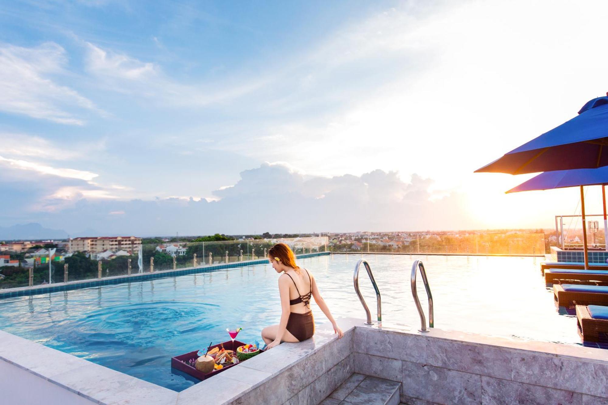 Qualia De Hotel Hoi An - Rooftop Bar City View Bagian luar foto