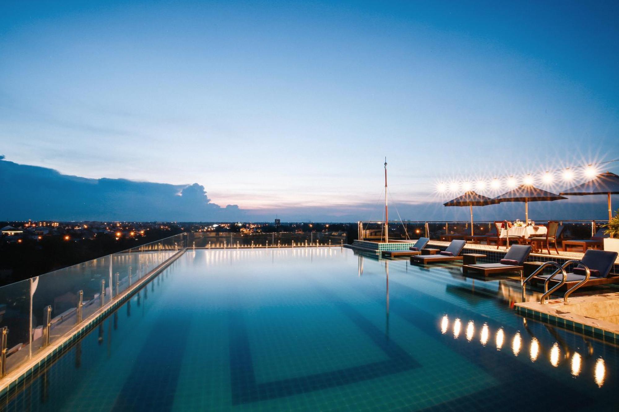 Qualia De Hotel Hoi An - Rooftop Bar City View Bagian luar foto