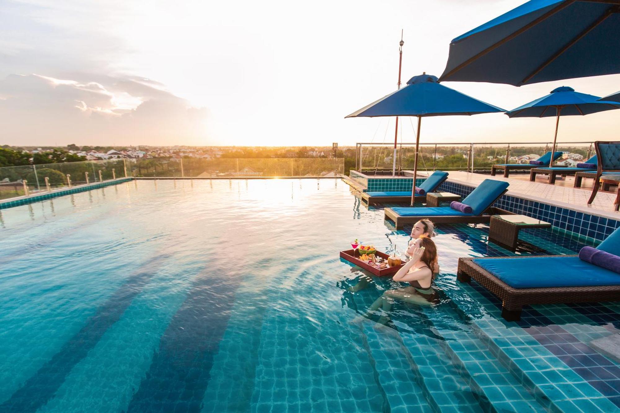 Qualia De Hotel Hoi An - Rooftop Bar City View Bagian luar foto