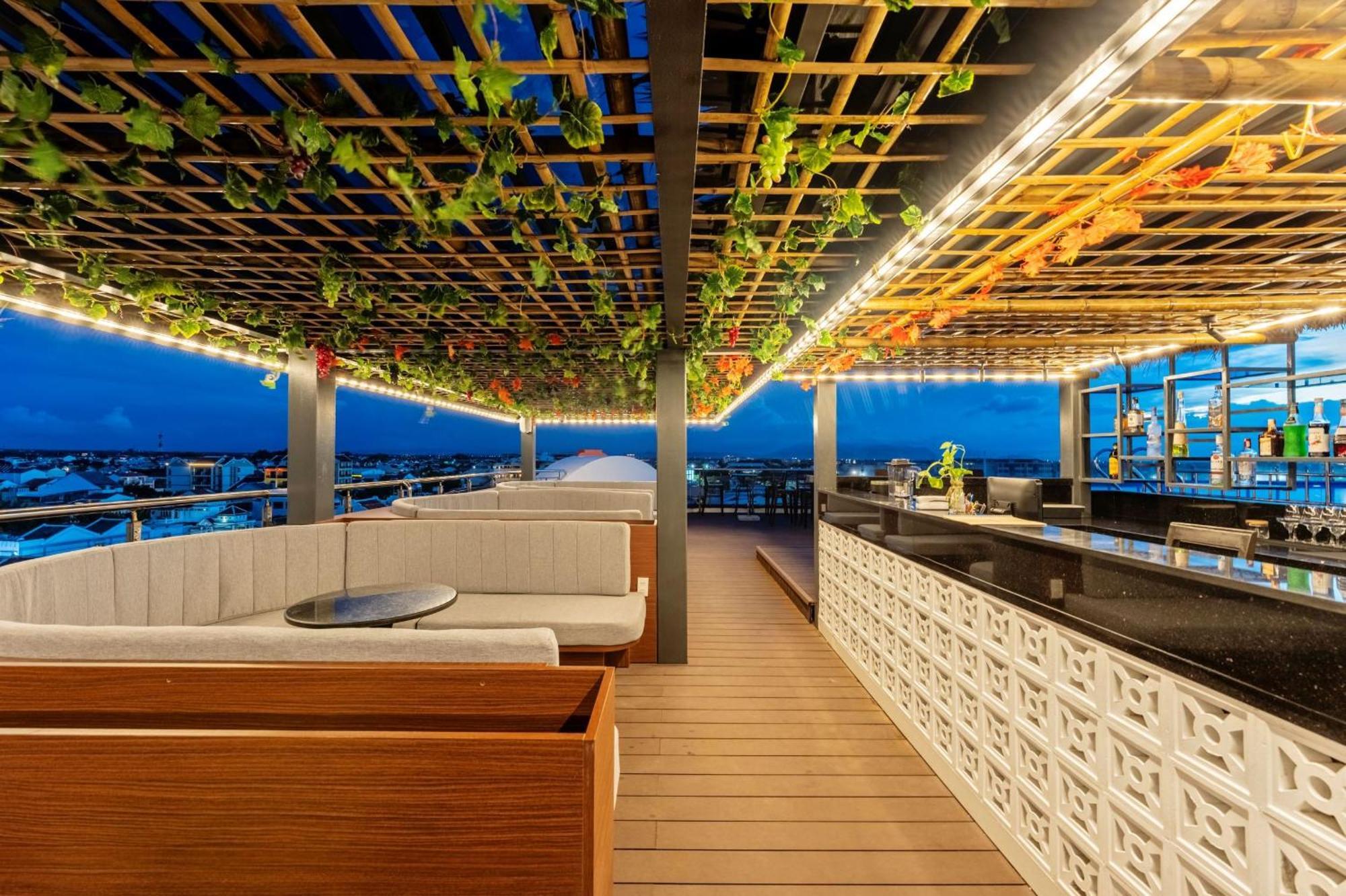 Qualia De Hotel Hoi An - Rooftop Bar City View Bagian luar foto